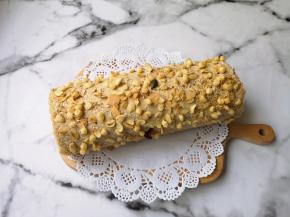 蛋糕卷定好型以后取出，切去两头，表面撒上水果麦片。