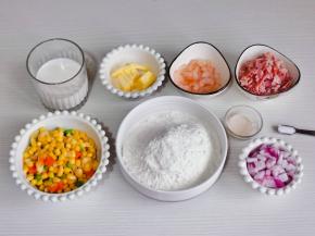 准备食材，洋葱和培根切好，什锦杂蔬焯水。