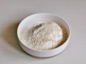 首先将面粉，盐，酵母粉混合均匀。