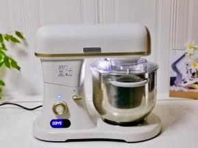 启动厨师机4档揉面。