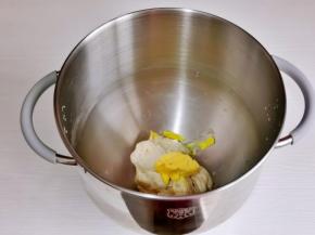 加入室温软化的黄油继续4档揉面。