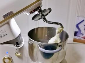 披萨面团无需揉出手套膜，揉光滑即可。