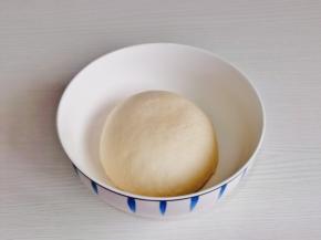 取出揉圆，盖上盖子进行发酵，发酵至原来的1.5倍大。