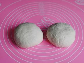 取出排气，分成两等份，盖上保鲜膜醒10分钟。