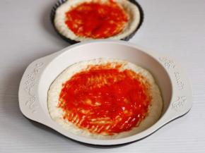 分别挤上番茄酱。