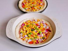 放上洋葱丁，什锦杂蔬。