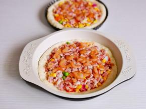 再放上培根定，腌制好的虾仁。