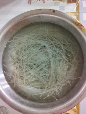 粉条提前用冷水或者温水泡软备用！