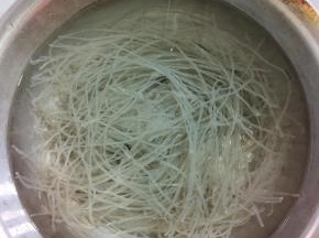 粉条提前用冷水或者温水泡软备用！