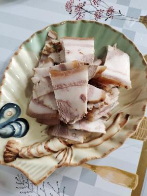 熟猪肉切成片备用！（也可以用生五花肉来代替！）