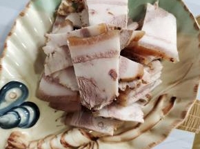 熟猪肉切成片备用！（也可以用生五花肉来代替！）