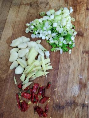 蒜瓣切成片，生姜切成丝，葱切成葱花备用！