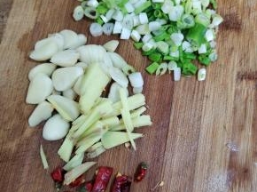 蒜瓣切成片，生姜切成丝，葱切成葱花备用！