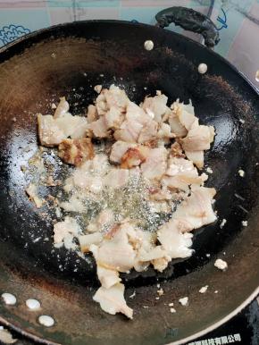 锅烧热，放入适量的油，再放入切好的肉片，翻炒至肉片微卷，变色！（现在的猪肉都是吃的饲料，炒的时候容易粘在锅上，放适量的油，把锅润润，就不会出现这种情况了！）