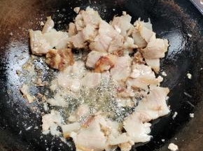锅烧热，放入适量的油，再放入切好的肉片，翻炒至肉片微卷，变色！（现在的猪肉都是吃的饲料，炒的时候容易粘在锅上，放适量的油，把锅润润，就不会出现这种情况了！）