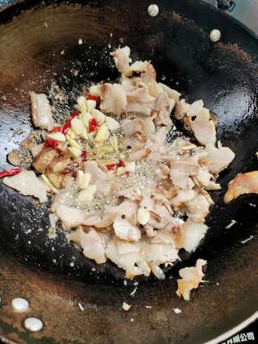 放入花椒，生姜，蒜瓣，干辣椒爆香！