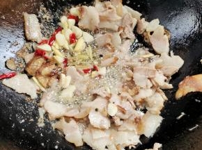 放入花椒，生姜，蒜瓣，干辣椒爆香！