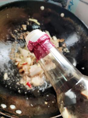 放入一勺老抽上色！