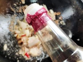 放入一勺老抽上色！