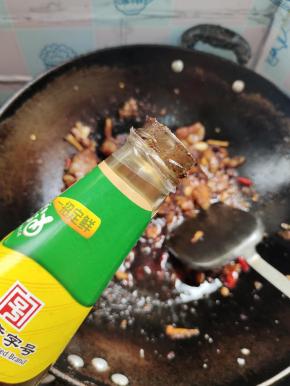 放入一勺蚝油提鲜！