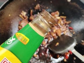 放入一勺蚝油提鲜！