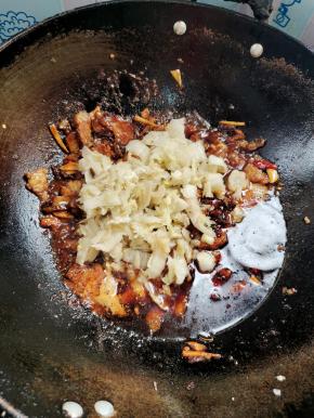 放入酸菜翻炒均匀！