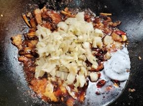 放入酸菜翻炒均匀！