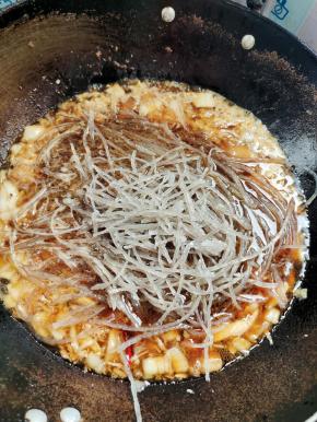 放入泡好的粉条儿！