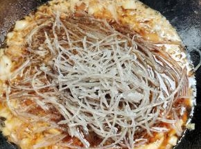 放入泡好的粉条儿！