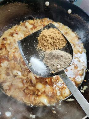 放入少许盐，一勺胡椒粉，一勺王守义十三香！