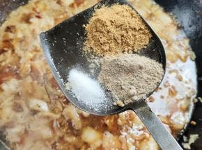 放入少许盐，一勺胡椒粉，一勺王守义十三香！