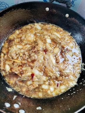 煮开后，盖上盖子，小火炖煮5分钟左右！