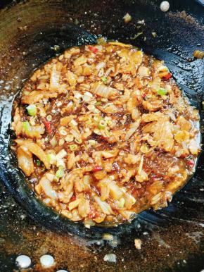 起锅前放入适量的鸡精和葱花，翻炒均匀即可！