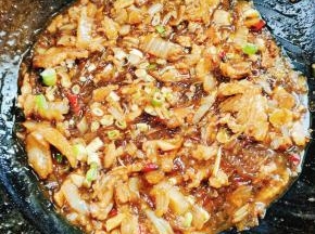 起锅前放入适量的鸡精和葱花，翻炒均匀即可！