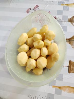 小土豆削皮洗净备用！