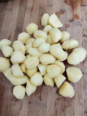 把个头稍微大一点土豆的对半切开，个头很小的小土豆就不用管它了！