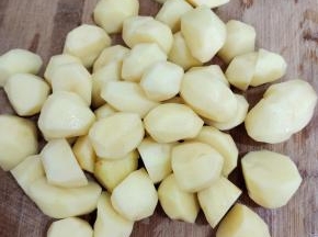 把个头稍微大一点土豆的对半切开，个头很小的小土豆就不用管它了！