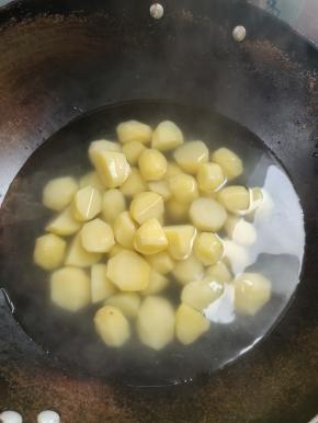 水开放入切好的小土豆，煮至断生即可！