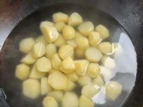 水开放入切好的小土豆，煮至断生即可！