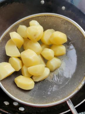 捞出沥干水分，倒入稍微大一点的盆里！