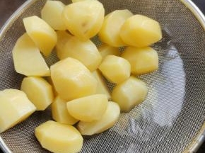 捞出沥干水分，倒入稍微大一点的盆里！