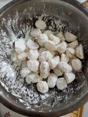 放入适量的玉米淀粉，翻拌均匀，让所有的土豆，都均匀的裹满玉米淀粉！