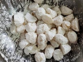 放入适量的玉米淀粉，翻拌均匀，让所有的土豆，都均匀的裹满玉米淀粉！