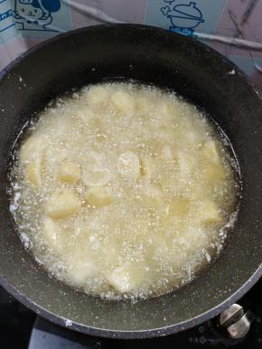 起锅烧油，油温七成热（用竹筷子插进油里，筷子周围冒小泡就说明油温达到了！）放入土豆，调中火进行炸制！（中途记得推动一下，以防粘在一起了！）