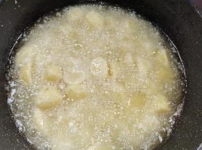起锅烧油，油温七成热（用竹筷子插进油里，筷子周围冒小泡就说明油温达到了！）放入土豆，调中火进行炸制！（中途记得推动一下，以防粘在一起了！）