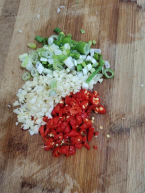 炸土豆的空隙，我们来把蒜瓣剁成蒜末，小米辣切成小丁，葱切成葱花备用！