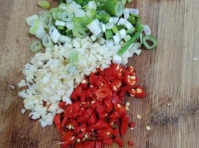 炸土豆的空隙，我们来把蒜瓣剁成蒜末，小米辣切成小丁，葱切成葱花备用！