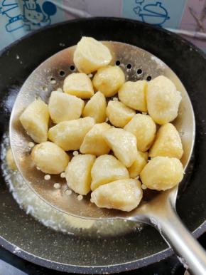 炸至土豆表皮酥脆金黄，就可以捞出控油，放入盆中！