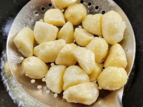 炸至土豆表皮酥脆金黄，就可以捞出控油，放入盆中！