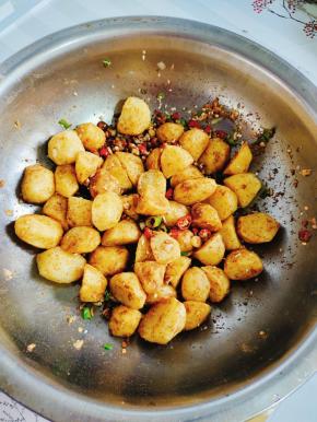 炸好的土豆中放入蒜末，小米辣，葱花，椒盐，辣椒粉，孜然粉，鸡精，熟白芝麻翻拌均匀即可！